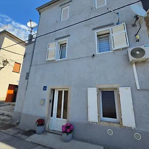 Apartmant Bionda Novi Vinodolski, Cozy And For 4 People In The Center Apartman
